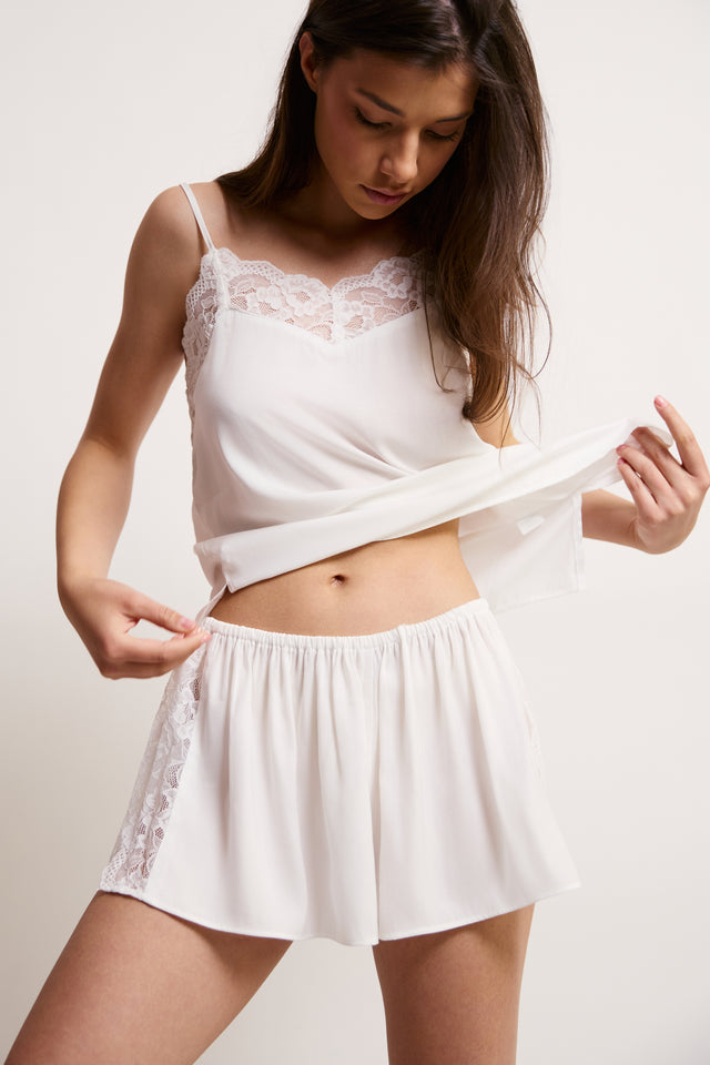 spavacica-bela-majica-sorts